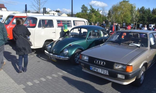 Zlot i przejazd zabytkowych samochodów oraz motocykli w Suwałkach