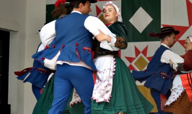 kramy z rękodziełem i produktami regionalnymi oraz występy zespołów ludowych