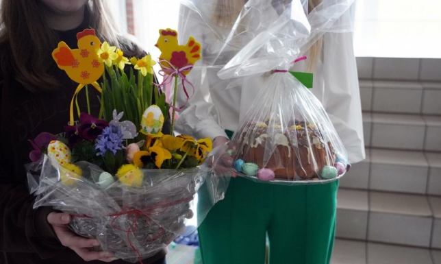 Dzieci z Placówki Opiekuńczo-Wychowawczej otrzymały świąteczne prezenty Wielkanocny zajączek odwiedził dzieci z Placówki Opiekuńczo-Wychowawczej w Suwałkach