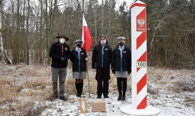 uroczyste przekazanie Betlejemskiego Światła Pokoju przez delegację instruktorów harcerskich