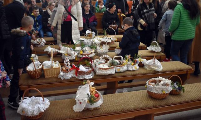 Wielka Sobota, wierni święcą pokarmy