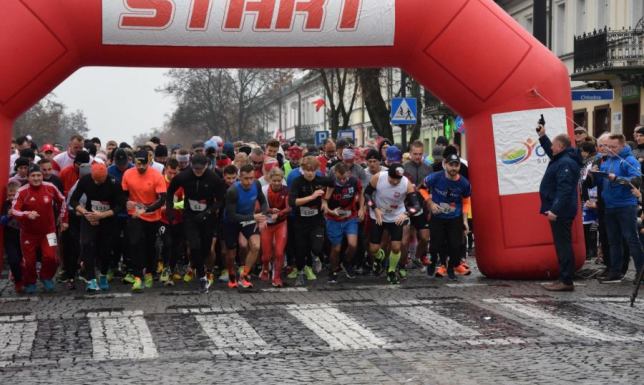 Wystartowały zapisy na Suwalski Bieg Niepodległości Zawodnicy spotkają się 10 listopada o godzinie 19:18 pod pomnikiem Marszałka Józefa Piłsudskiego