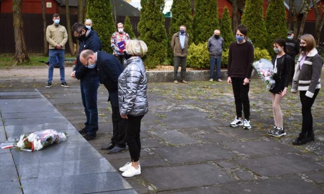 przedstawiciele Nowej Lewicy złożyli kwiaty pod Pomnikiem Straceń w Suwałkach