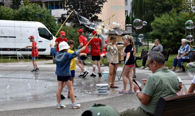 piknik familijny z animacjami, rodzinną grą miejską i mini plenerem malarskim
