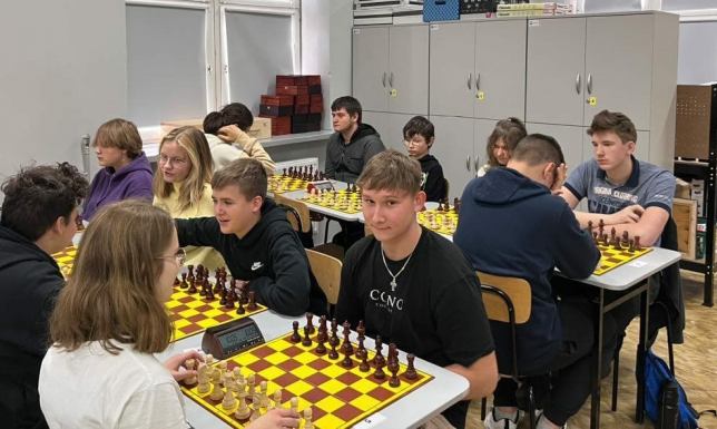 w Szkole Podstawowej nr 11 rozgrywano Mistrzostwa Suwałk w Szachach