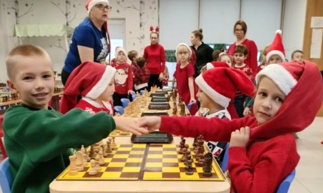 swoich sił w szachach próbowały przedszkolaki