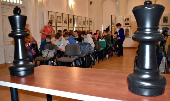 Gra miejska pod nazwą "Misja: Suwałki" w której królował motyw szachów. 