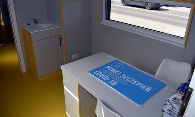 Szczepienie przeciw COVID-19 w Parku Konstytucji 3 Maja w Suwałkach