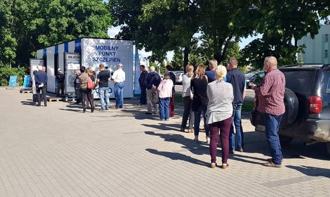 Jednodawkowa szczepionka przekonała mieszkańców Szczepienia na koronawirusa w mobilnym punkcie w Suwałkach