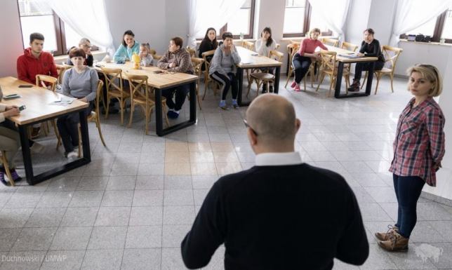 Marszałek z wizytą u uchodźców w Szelmencie Artur Kosicki wręczył upominki 49 uchodźcom z Ukrainy