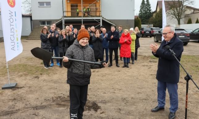 Wbicie łopaty pod budowę hali przy SP 2 w Augustowie budowa hali sportowej przy Szkole Podstawowej nr 2 w Augustowie.