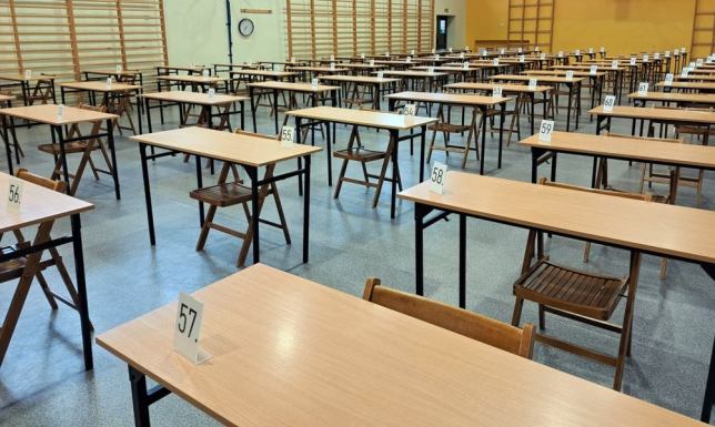 Maturzyści rozpoczęli egzaminy W poniedziałek egzaminem z języka polskiego rozpoczęły się tegoroczne matury