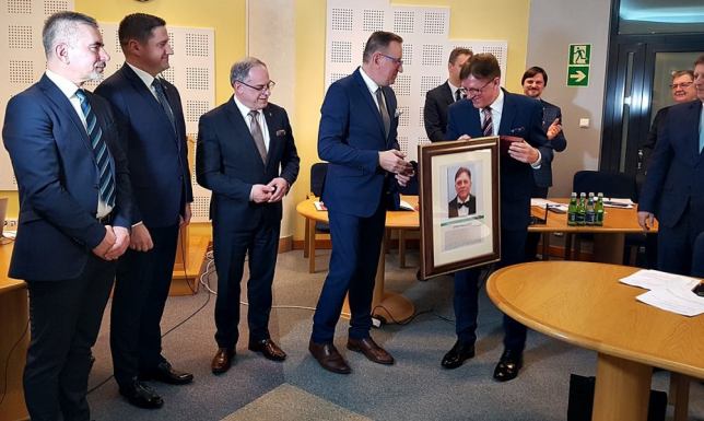 radni postanowili nadać tytuł „Zasłużony dla Miasta Suwałk" prezesowi SKB