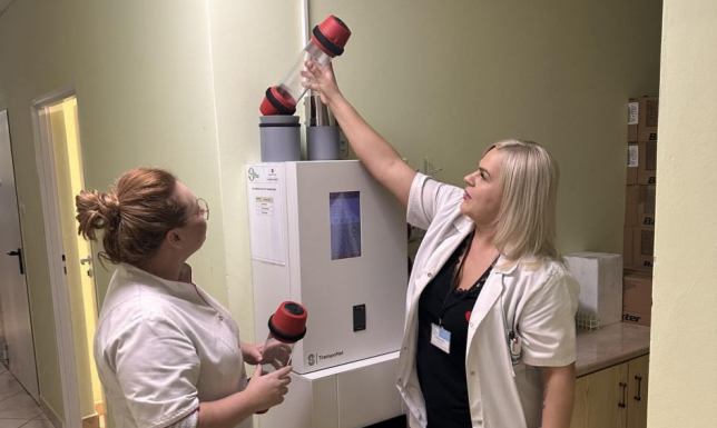 poczta pneumatyczna połączyła Oddział Zakaźny z Laboratorium 