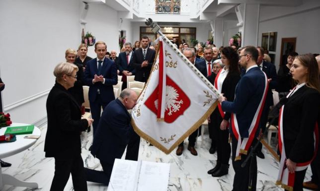 Sztandar Miejskiego Ośrodka Pomocy Rodzinie w Suwałkach został odznaczony medalem „Pro Patria”