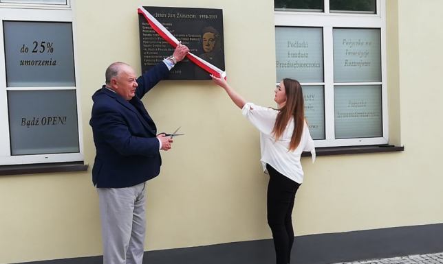 tablica upamiętniająca księdza Jerzego Zawadzkiego przy ulicy Kościuszki 62