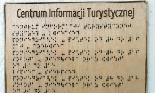 Kradzież tabliczek w Centrum Informacji Turystycznej w Suwałkach