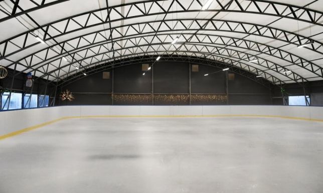 Uciążliwy hałas generowany przez agregaty obsługujące lodowisko