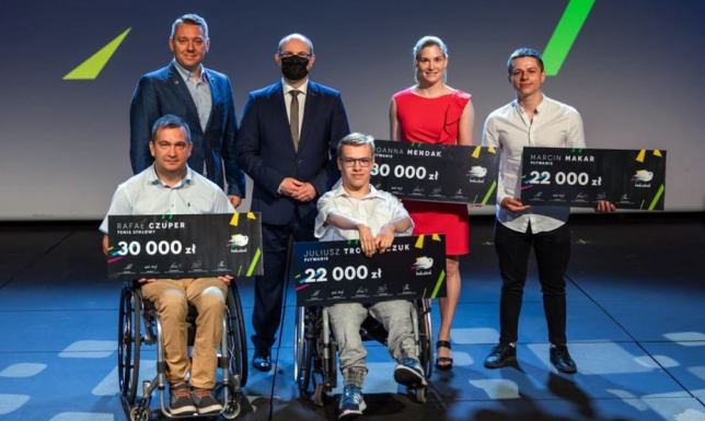 Marszałek Artur Kosicki wręczył czeki z kwotą wsparcia od samorządu województwa