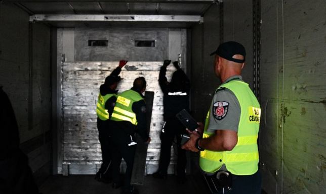 20 imigrantów ukrytych w tirze z Litwy Obcokrajowcy próbowali nielegalnie dostać się do Polski