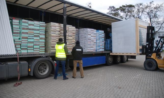 Blisko 1,2 mln paczek papierosów bez polskich znaków akcyzy