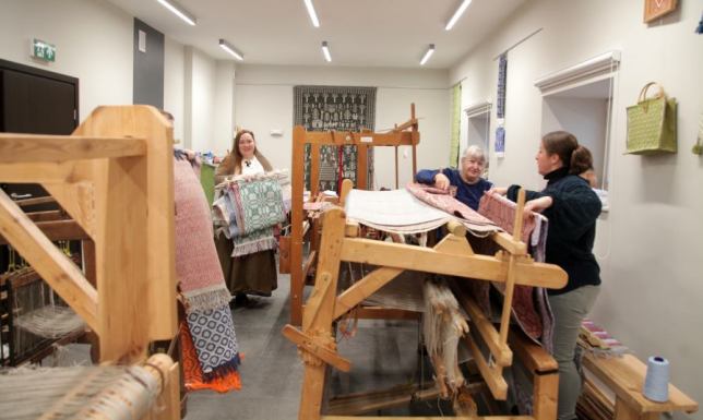 Tradycja lnem tkana – wystawa powarsztatowa Projekt "Sabina Knoch uczy tkać tkaninę wielonicielnicową"
