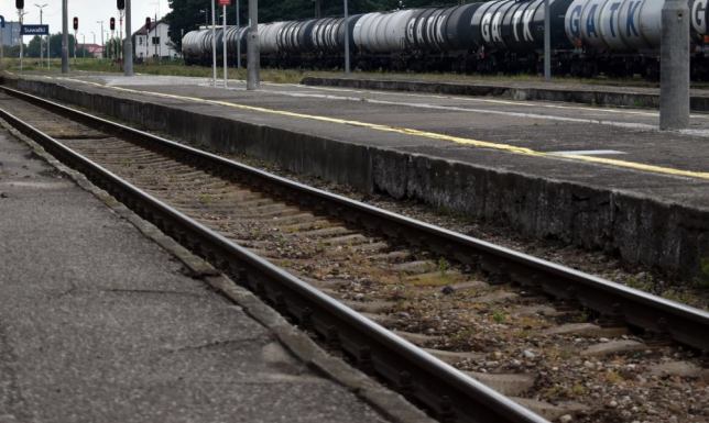 lokomotywa pociągu pasażerskiego PKP Kraków – Suwałki wypadła z toru