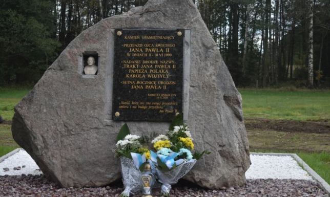 Trak papieski i kamień upamiętniający Jana Pawła II
