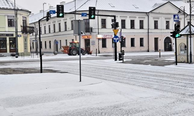 Intensywne opady śniegu w połączeniu ze spadkiem temperatury