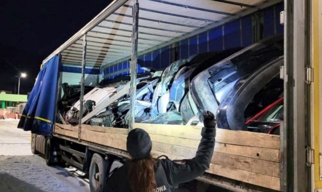Transport niebezpiecznych odpadów zatrzymany w Budzisku W naczepie pojazdu znajdowało się ponad 12 ton używanych części samochodowych