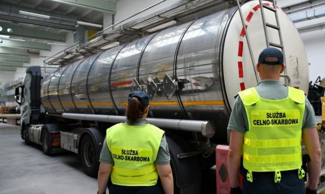 Transport ponad 30 tys. litrów paliwa zatrzymali pod Suwałkami funkcjonariusze