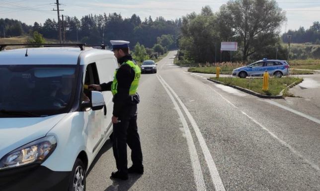 policjanci z suwalskiej drogówki badali trzeźwość kierowców