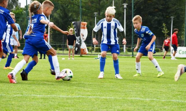 W  zmaganiach rywalizuje 12 zespołów z Polski i Litwy