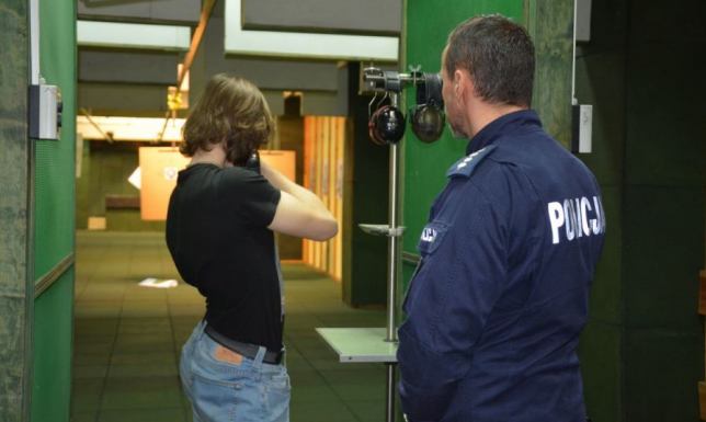 II LO najlepsze w turnieju strzeleckim turniej strzelecki o puchar Komendanta Miejskiego Policji w Suwałkach