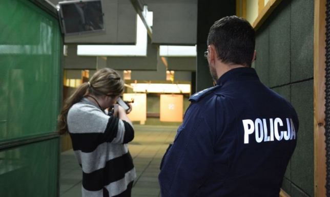 Policjanci zapraszają młodzież na Turniej Strzelecki zawody strzeleckie o puchar Komendanta Miejskiego Policji w Suwałkach