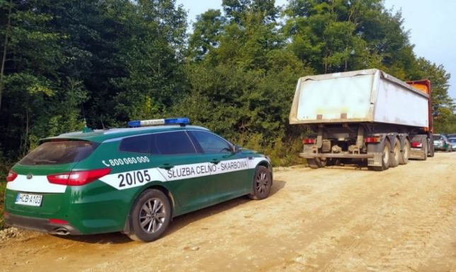 Uciekał przed funkcjonariuszami wywrotką Przewoził nielegalne papierosy wywrotką