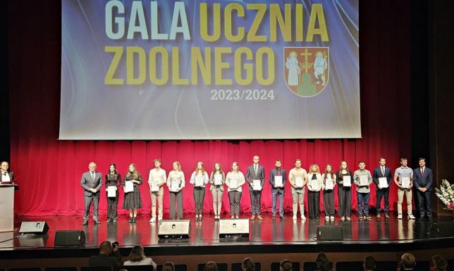 Uzdolnieni uczniowie zostali nagrodzeni Gala ucznia zdolnego odbyła się w Suwalskim Ośrodku Kultury