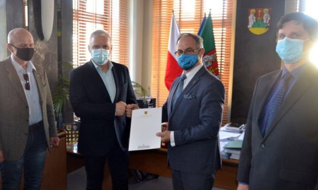 prezydent Suwałk podpisał umowę z Suwalską Szkołą Lotniczą