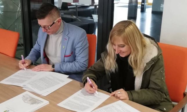 Mieszkańcy gminy z umowami na dofinansowanie Umowy na dofinansowanie do przyłączy kanalizacyjnych, przepompowni oraz przydomowych oczyszczalni ścieków