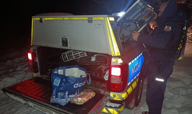 Policjanci uratowali przed wychłodzeniem matkę z synem