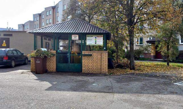 radny Marek Zborowski-Weychman z pomysłem specjalnych półek w śmietnikach