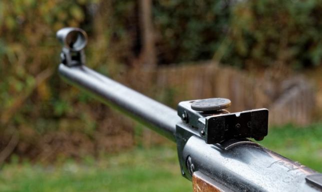 Groził ochroniarzowi wiatrówką, bo nie chciał opłacić biletu mieszkaniec Białegostoku wyciągnął wiatrówkę i groził ochroniarzowi