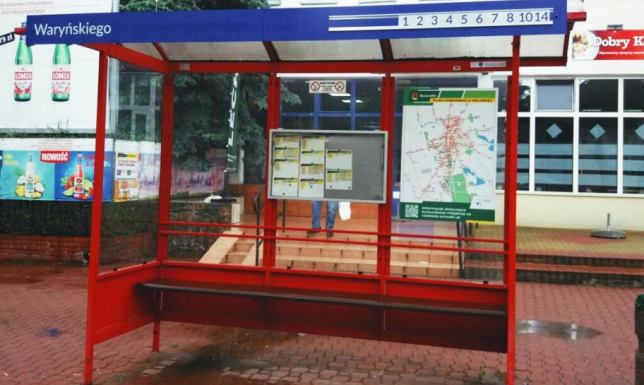 montaż tablic informacyjnych z nazwą i numerami linii w Suwałkach