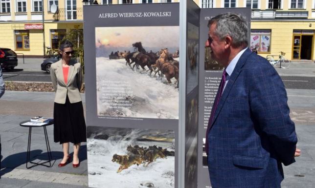 Minimalistyczna wystawa z okazji roku Alfreda Wierusza Kowalskiego