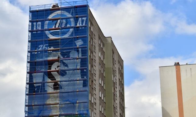 Wigry Suwałki, pamiątkowy mural na ulicy Kowalskiego