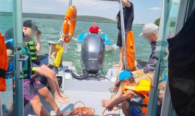 Trzy interwencje nad jeziorem Wigry Przewrócona Omega w pozycji „grzyba”, rower wodny, kajak