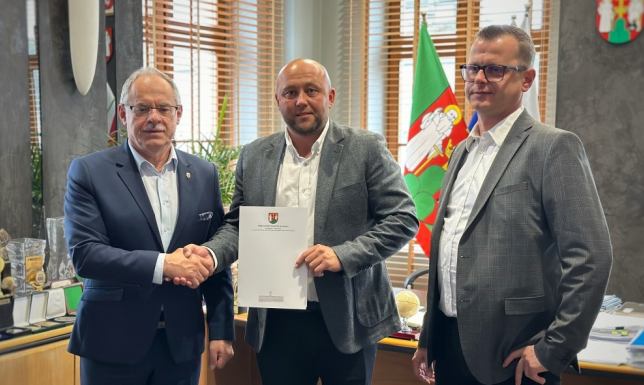  Czesław Renkiewicz, prezydent Suwałk i Łukasz Jutkiewcz, prezes Wigier Suwałki