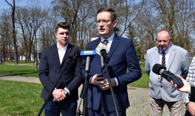 Konferencja prasowa posła Konfederacji Roberta Winnickiego w Suwałkach