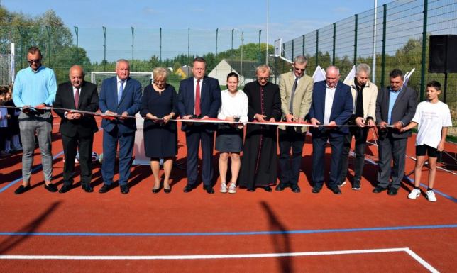 Nowe boisko przy nowej szkole w Wiżajnach Uroczyste otwarcie wielofunkcyjnego boiska sportowego w Wiżajnach