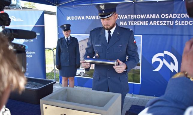 uroczysta odprawa z okazji oficjalnego rozpoczęcia inwestycji w Areszcie